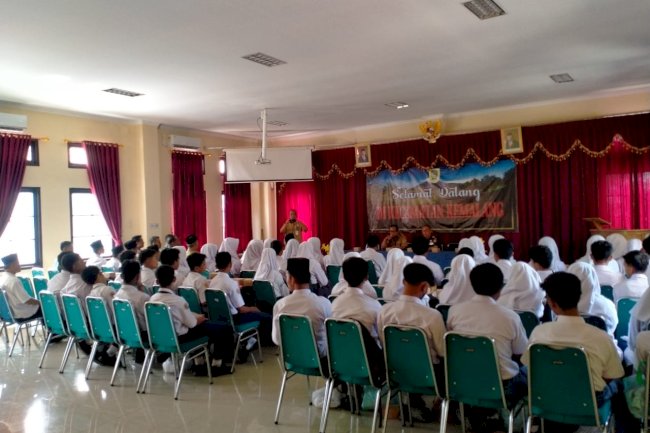 penyerahan piagam paskib kepada siswa yang mengikuti paskib