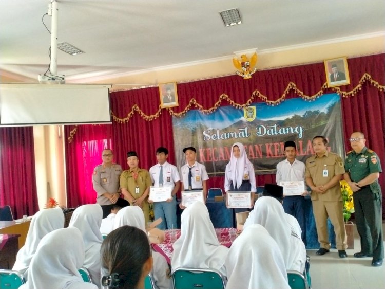 penyerahan piagam paskib kepada siswa yang mengikuti paskib